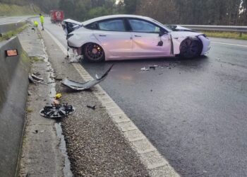 Aparatosa salida de vía (con corte de tráfico) de un coche que atravesó la mediana de la AG57