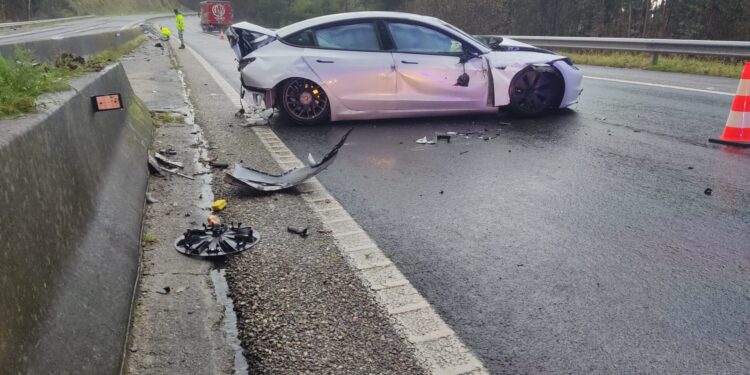 Aparatosa salida de vía (con corte de tráfico) de un coche que atravesó la mediana de la AG57