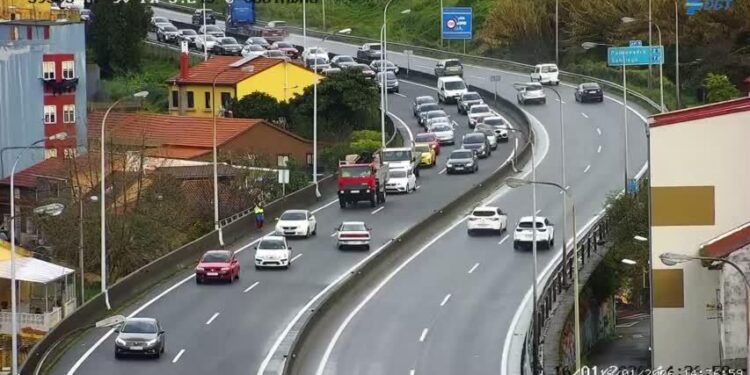Caos en la autopista en Vigo tras quedar un coche bloqueando un carril en sentido opuesto