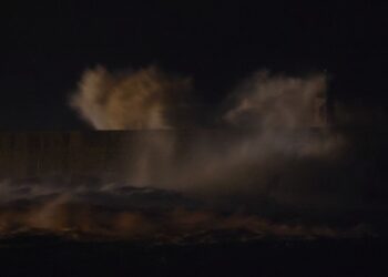 ¡Peligro por temporal! Olas que cruzan carreteras y el Lagares casi desbordado: así se siente la alerta