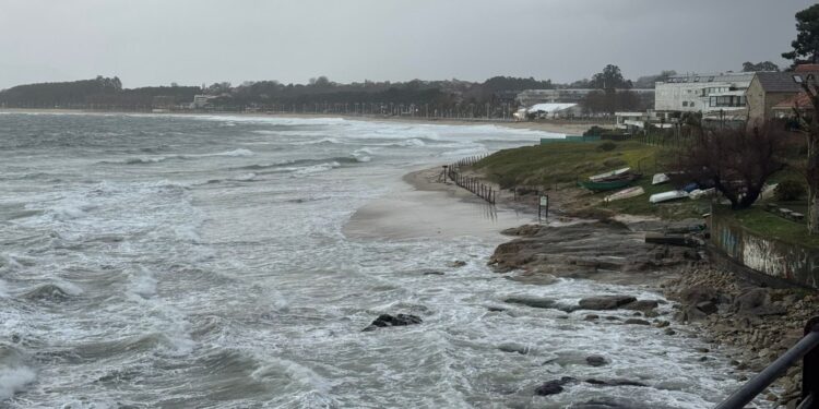 ¡Peligro por temporal! Olas que cruzan carreteras y el Lagares casi desbordado: así se siente la alerta