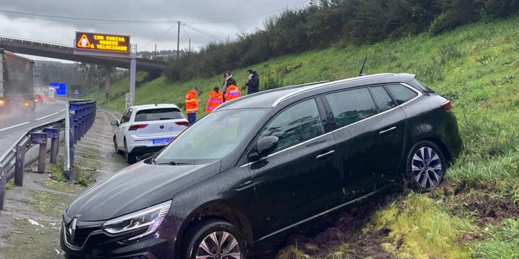 El hielo provoca ya las primeras salidas de vía en Vigo: dos heridos en la AP9