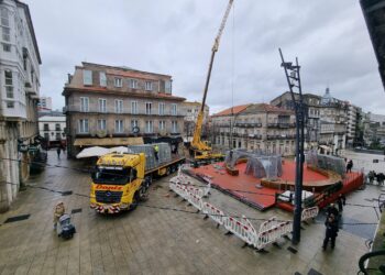 Adiós al símbolo de la Navidad de Vigo: laboriosa tarea para desmontar el icónico árbol