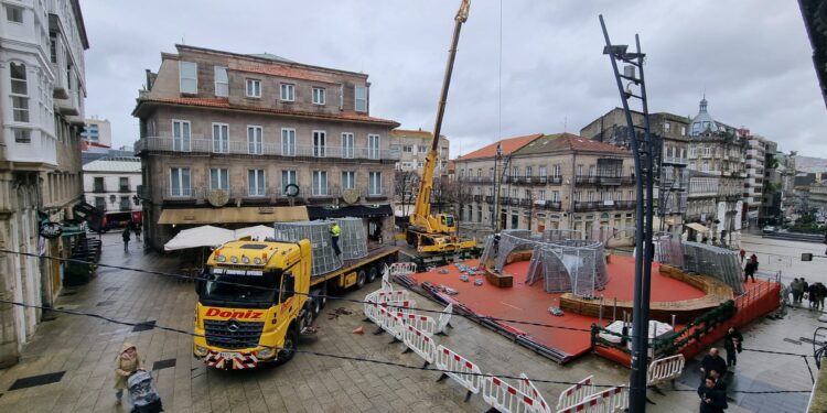 Adiós al símbolo de la Navidad de Vigo: laboriosa tarea para desmontar el icónico árbol
