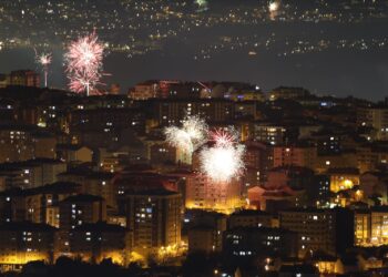 Vigo y su comarca brillaron y bailaron con el Año Nuevo: pólvora y decibelios para abrir 2026