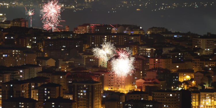 Vigo y su comarca brillaron y bailaron con el Año Nuevo: pólvora y decibelios para abrir 2026