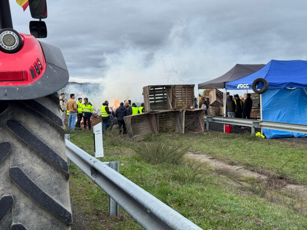 La A52 recuperará la circulación, pero solo de forma parcial. Este es el acuerdo al que han llegado las autoridades con los agricultores que cortan la Autovía Rías Baixas desde este sábado. Según dicho pacto, quedarán libres los dos carriles en sentido Madrid. De esta forma, los numerosos vehículos y transporte pesado que circula desde Galicia tendrá vía libre sin desvíos.