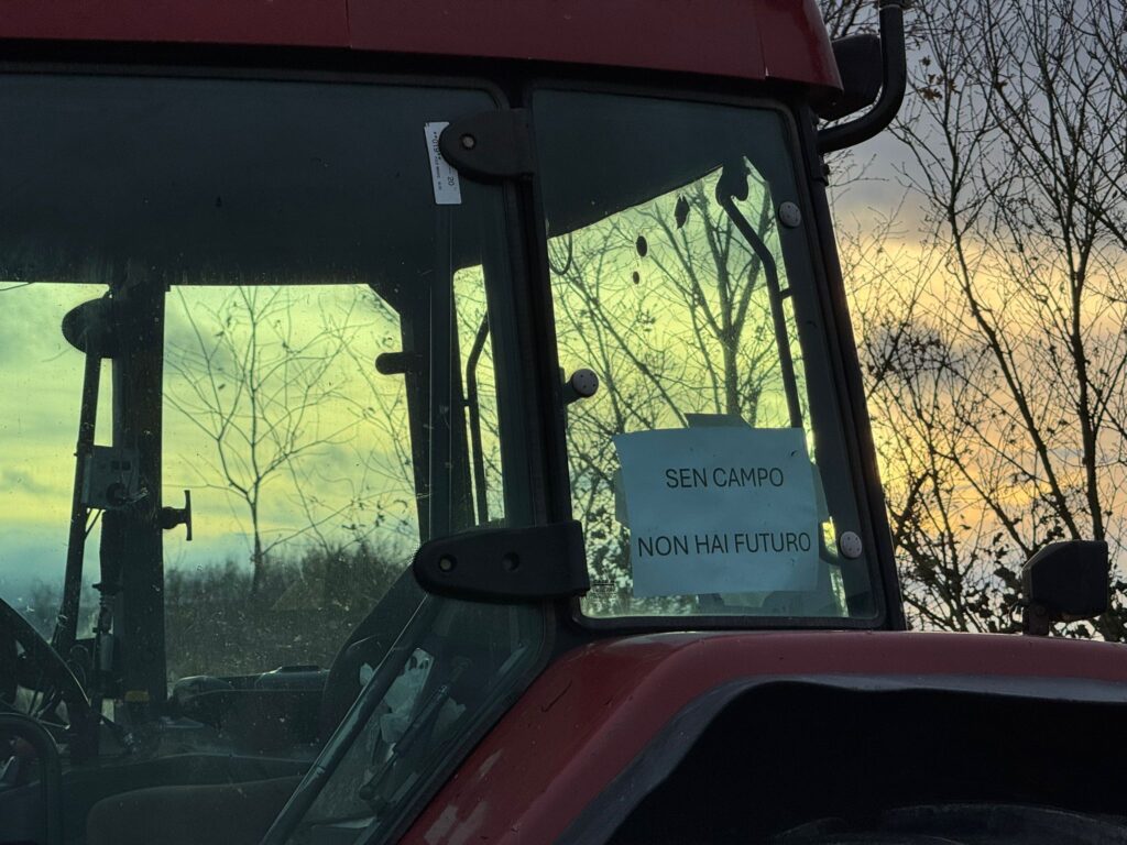 La A52 recuperará la circulación, pero solo de forma parcial. Este es el acuerdo al que han llegado las autoridades con los agricultores que cortan la Autovía Rías Baixas desde este sábado. Según dicho pacto, quedarán libres los dos carriles en sentido Madrid. De esta forma, los numerosos vehículos y transporte pesado que circula desde Galicia tendrá vía libre sin desvíos.