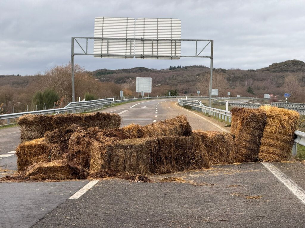 La A52 recuperará la circulación, pero solo de forma parcial. Este es el acuerdo al que han llegado las autoridades con los agricultores que cortan la Autovía Rías Baixas desde este sábado. Según dicho pacto, quedarán libres los dos carriles en sentido Madrid. De esta forma, los numerosos vehículos y transporte pesado que circula desde Galicia tendrá vía libre sin desvíos.