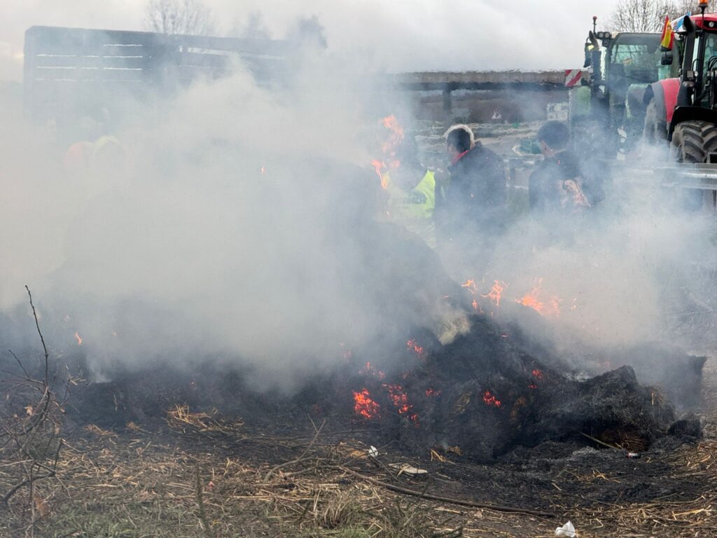 La A52 recuperará la circulación, pero solo de forma parcial. Este es el acuerdo al que han llegado las autoridades con los agricultores que cortan la Autovía Rías Baixas desde este sábado. Según dicho pacto, quedarán libres los dos carriles en sentido Madrid. De esta forma, los numerosos vehículos y transporte pesado que circula desde Galicia tendrá vía libre sin desvíos.