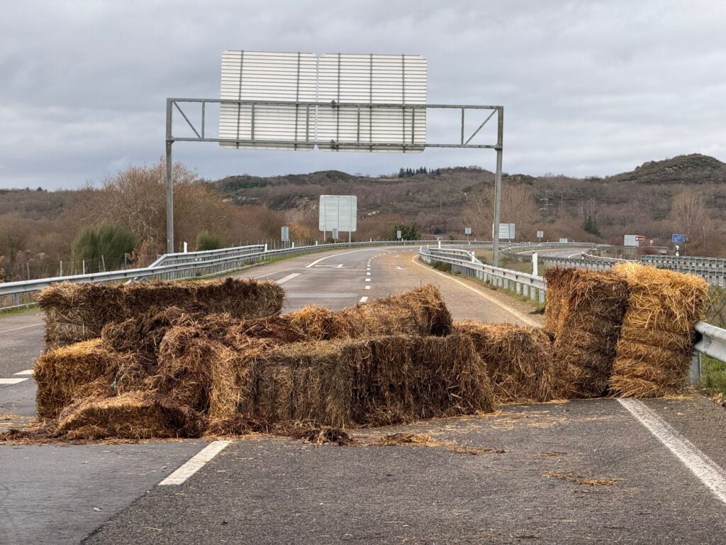 La A52 recuperará la circulación, pero solo de forma parcial. Este es el acuerdo al que han llegado las autoridades con los agricultores que cortan la Autovía Rías Baixas desde este sábado. Según dicho pacto, quedarán libres los dos carriles en sentido Madrid. De esta forma, los numerosos vehículos y transporte pesado que circula desde Galicia tendrá vía libre sin desvíos.