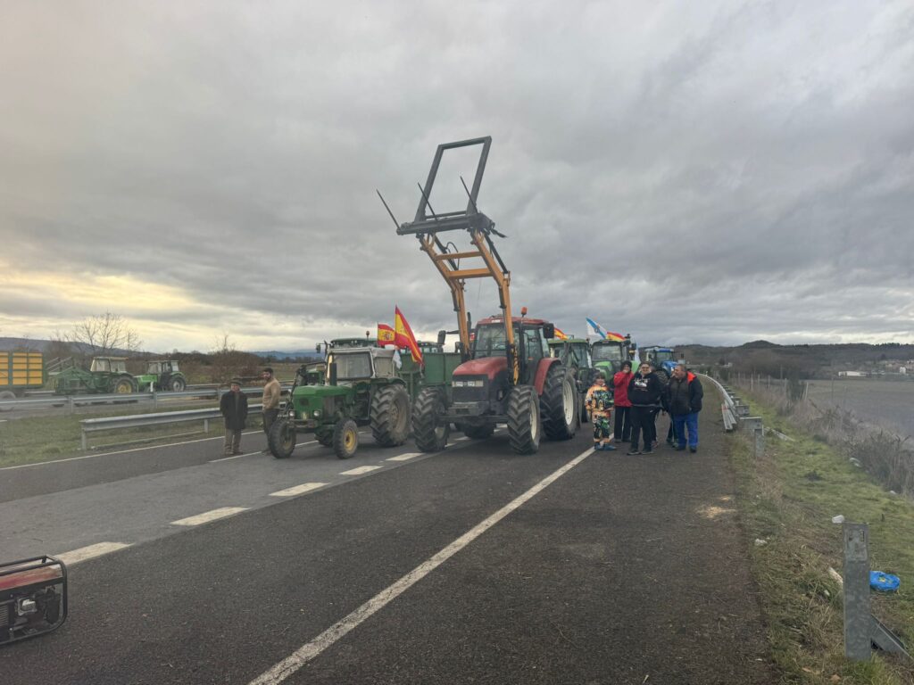 La A52 recuperará la circulación, pero solo de forma parcial. Este es el acuerdo al que han llegado las autoridades con los agricultores que cortan la Autovía Rías Baixas desde este sábado. Según dicho pacto, quedarán libres los dos carriles en sentido Madrid. De esta forma, los numerosos vehículos y transporte pesado que circula desde Galicia tendrá vía libre sin desvíos.