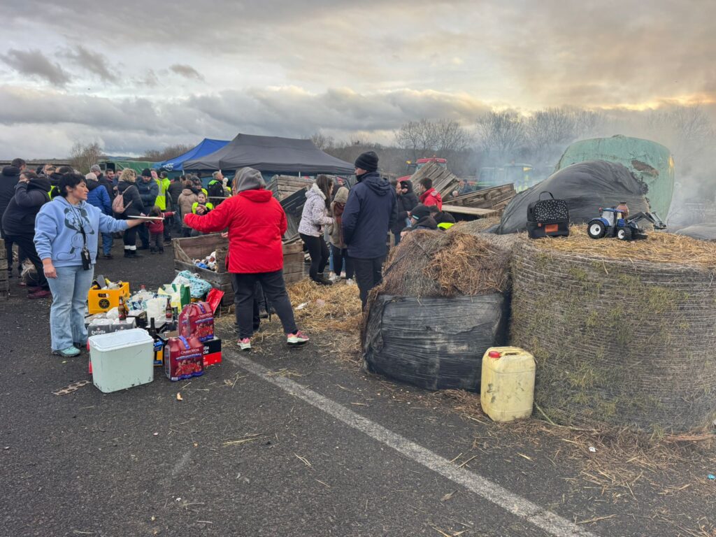 La A52 recuperará la circulación, pero solo de forma parcial. Este es el acuerdo al que han llegado las autoridades con los agricultores que cortan la Autovía Rías Baixas desde este sábado. Según dicho pacto, quedarán libres los dos carriles en sentido Madrid. De esta forma, los numerosos vehículos y transporte pesado que circula desde Galicia tendrá vía libre sin desvíos.