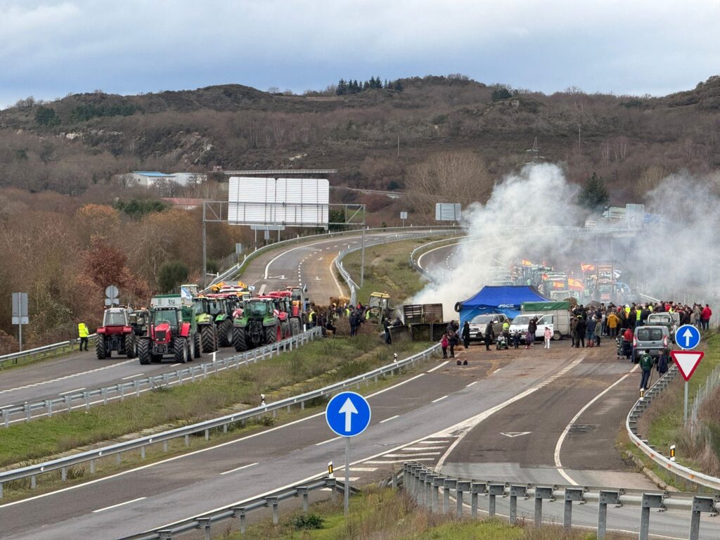 La A52 recuperará la circulación, pero solo de forma parcial. Este es el acuerdo al que han llegado las autoridades con los agricultores que cortan la Autovía Rías Baixas desde este sábado. Según dicho pacto, quedarán libres los dos carriles en sentido Madrid. De esta forma, los numerosos vehículos y transporte pesado que circula desde Galicia tendrá vía libre sin desvíos.