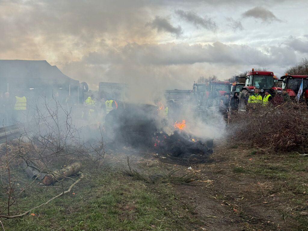 La A52 recuperará la circulación, pero solo de forma parcial. Este es el acuerdo al que han llegado las autoridades con los agricultores que cortan la Autovía Rías Baixas desde este sábado. Según dicho pacto, quedarán libres los dos carriles en sentido Madrid. De esta forma, los numerosos vehículos y transporte pesado que circula desde Galicia tendrá vía libre sin desvíos.