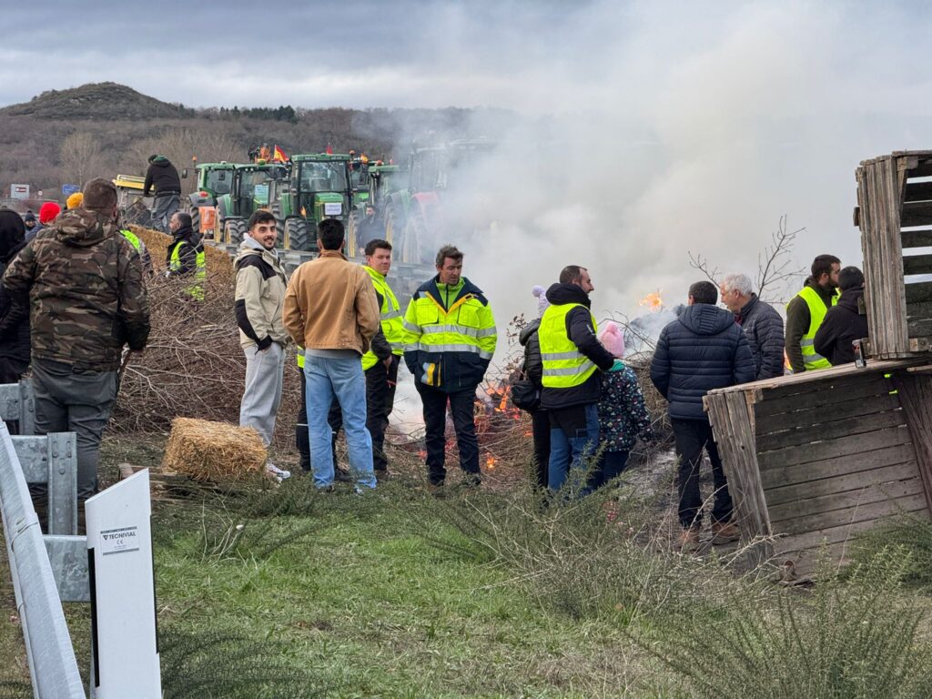 La A52 recuperará la circulación, pero solo de forma parcial. Este es el acuerdo al que han llegado las autoridades con los agricultores que cortan la Autovía Rías Baixas desde este sábado. Según dicho pacto, quedarán libres los dos carriles en sentido Madrid. De esta forma, los numerosos vehículos y transporte pesado que circula desde Galicia tendrá vía libre sin desvíos.