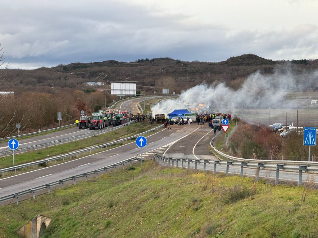 La A52 recuperará la circulación, pero solo de forma parcial. Este es el acuerdo al que han llegado las autoridades con los agricultores que cortan la Autovía Rías Baixas desde este sábado. Según dicho pacto, quedarán libres los dos carriles en sentido Madrid. De esta forma, los numerosos vehículos y transporte pesado que circula desde Galicia tendrá vía libre sin desvíos.