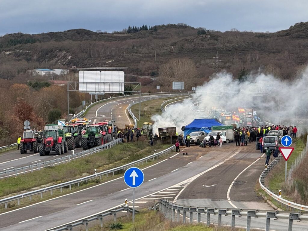 La A52 recuperará la circulación, pero solo de forma parcial. Este es el acuerdo al que han llegado las autoridades con los agricultores que cortan la Autovía Rías Baixas desde este sábado. Según dicho pacto, quedarán libres los dos carriles en sentido Madrid. De esta forma, los numerosos vehículos y transporte pesado que circula desde Galicia tendrá vía libre sin desvíos.