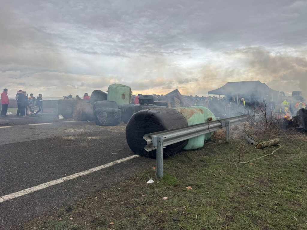 La A52 recuperará la circulación, pero solo de forma parcial. Este es el acuerdo al que han llegado las autoridades con los agricultores que cortan la Autovía Rías Baixas desde este sábado. Según dicho pacto, quedarán libres los dos carriles en sentido Madrid. De esta forma, los numerosos vehículos y transporte pesado que circula desde Galicia tendrá vía libre sin desvíos.