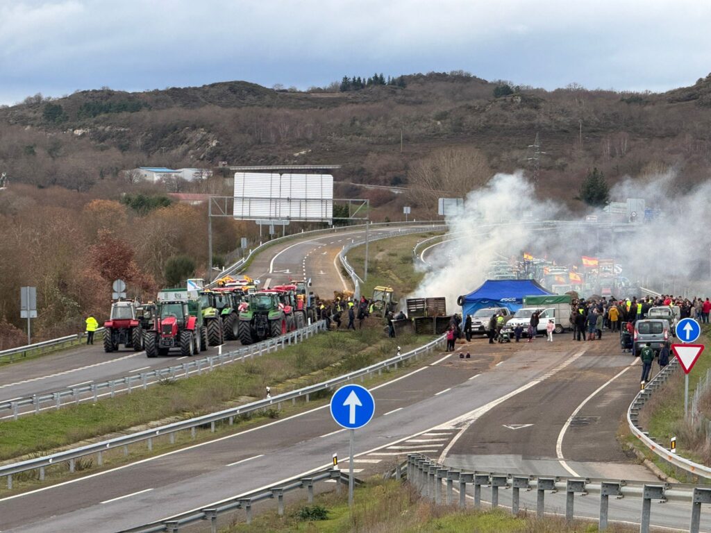La A52 recuperará la circulación, pero solo de forma parcial. Este es el acuerdo al que han llegado las autoridades con los agricultores que cortan la Autovía Rías Baixas desde este sábado. Según dicho pacto, quedarán libres los dos carriles en sentido Madrid. De esta forma, los numerosos vehículos y transporte pesado que circula desde Galicia tendrá vía libre sin desvíos.