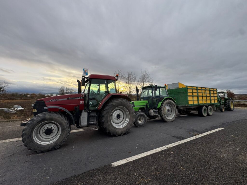 La A52 recuperará la circulación, pero solo de forma parcial. Este es el acuerdo al que han llegado las autoridades con los agricultores que cortan la Autovía Rías Baixas desde este sábado. Según dicho pacto, quedarán libres los dos carriles en sentido Madrid. De esta forma, los numerosos vehículos y transporte pesado que circula desde Galicia tendrá vía libre sin desvíos.