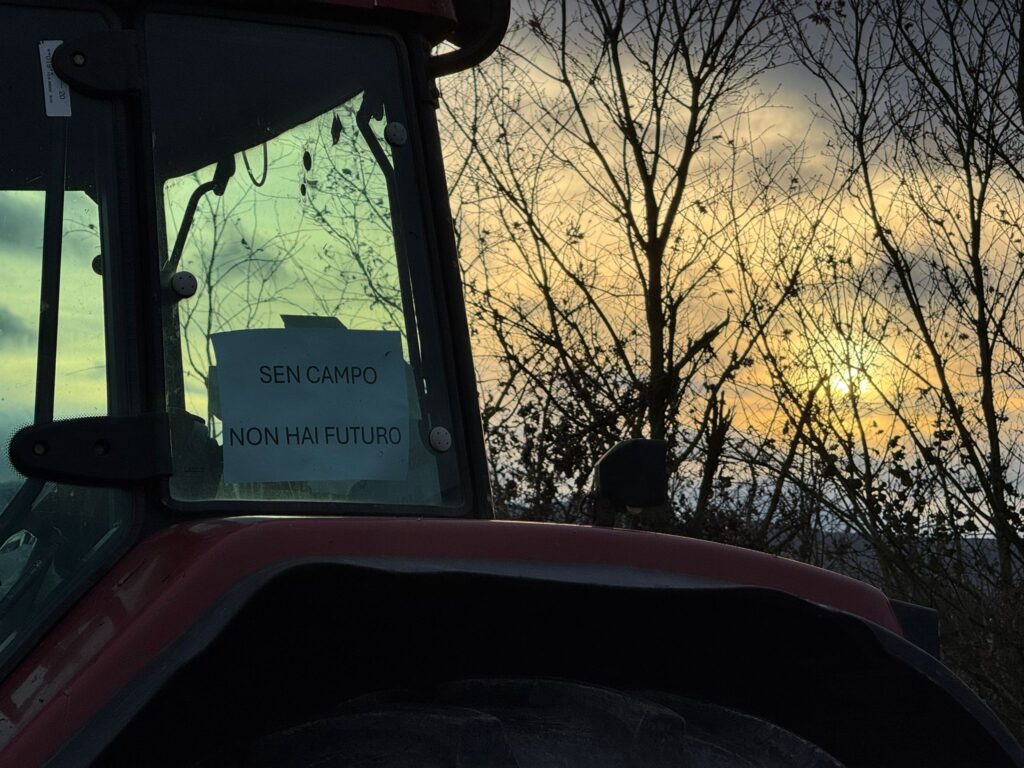 La A52 recuperará la circulación, pero solo de forma parcial. Este es el acuerdo al que han llegado las autoridades con los agricultores que cortan la Autovía Rías Baixas desde este sábado. Según dicho pacto, quedarán libres los dos carriles en sentido Madrid. De esta forma, los numerosos vehículos y transporte pesado que circula desde Galicia tendrá vía libre sin desvíos.