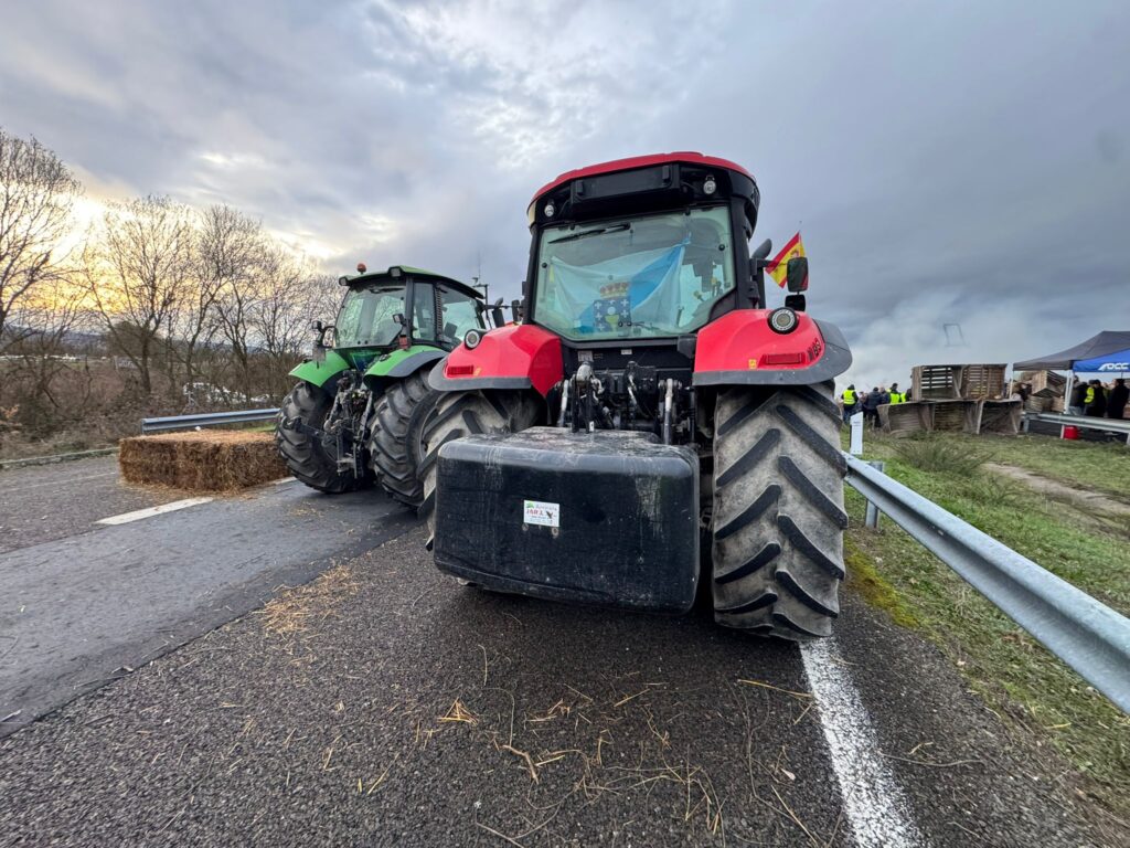 La A52 recuperará la circulación, pero solo de forma parcial. Este es el acuerdo al que han llegado las autoridades con los agricultores que cortan la Autovía Rías Baixas desde este sábado. Según dicho pacto, quedarán libres los dos carriles en sentido Madrid. De esta forma, los numerosos vehículos y transporte pesado que circula desde Galicia tendrá vía libre sin desvíos.