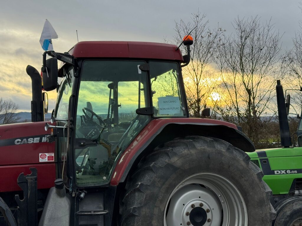La A52 recuperará la circulación, pero solo de forma parcial. Este es el acuerdo al que han llegado las autoridades con los agricultores que cortan la Autovía Rías Baixas desde este sábado. Según dicho pacto, quedarán libres los dos carriles en sentido Madrid. De esta forma, los numerosos vehículos y transporte pesado que circula desde Galicia tendrá vía libre sin desvíos.