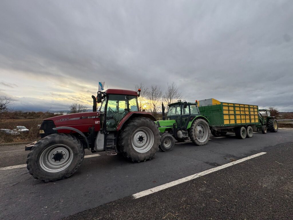 La A52 recuperará la circulación, pero solo de forma parcial. Este es el acuerdo al que han llegado las autoridades con los agricultores que cortan la Autovía Rías Baixas desde este sábado. Según dicho pacto, quedarán libres los dos carriles en sentido Madrid. De esta forma, los numerosos vehículos y transporte pesado que circula desde Galicia tendrá vía libre sin desvíos.