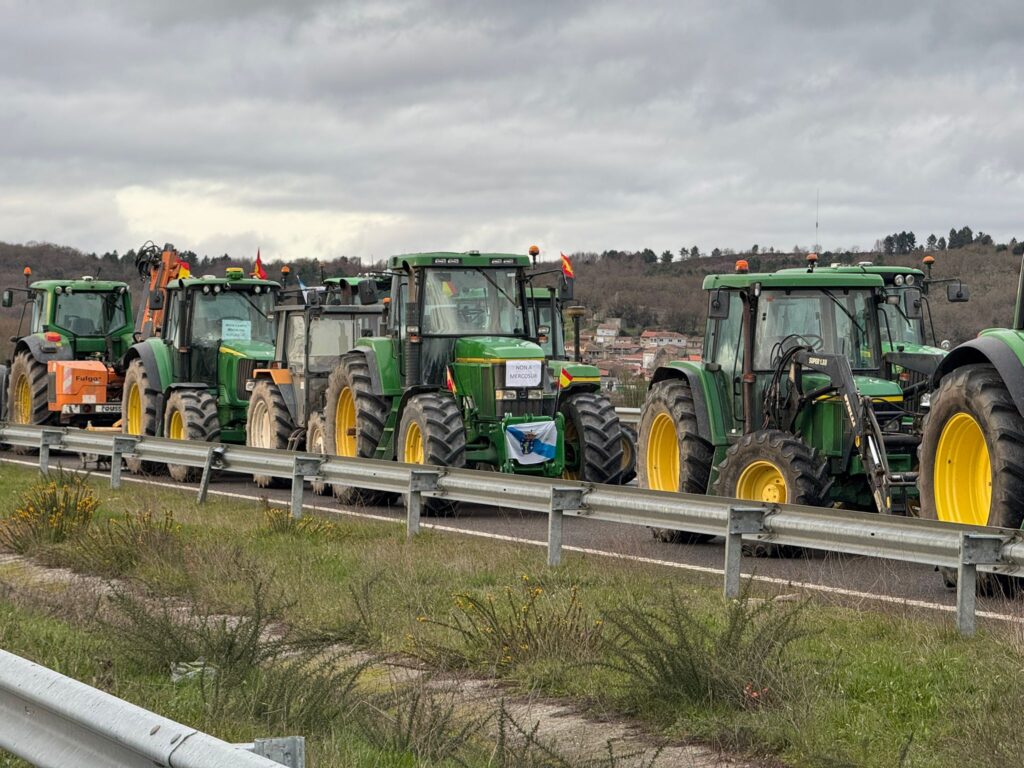 La A52 recuperará la circulación, pero solo de forma parcial. Este es el acuerdo al que han llegado las autoridades con los agricultores que cortan la Autovía Rías Baixas desde este sábado. Según dicho pacto, quedarán libres los dos carriles en sentido Madrid. De esta forma, los numerosos vehículos y transporte pesado que circula desde Galicia tendrá vía libre sin desvíos.