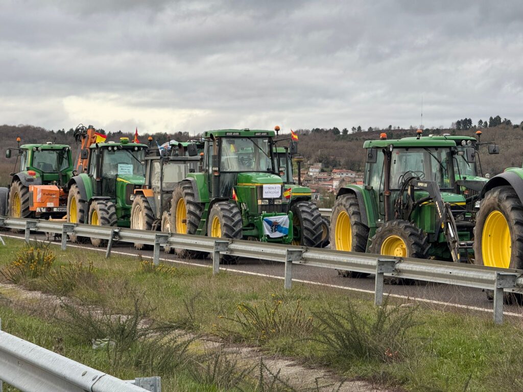 La A52 recuperará la circulación, pero solo de forma parcial. Este es el acuerdo al que han llegado las autoridades con los agricultores que cortan la Autovía Rías Baixas desde este sábado. Según dicho pacto, quedarán libres los dos carriles en sentido Madrid. De esta forma, los numerosos vehículos y transporte pesado que circula desde Galicia tendrá vía libre sin desvíos.