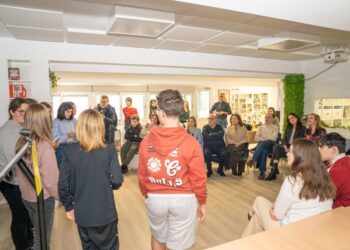 Radio escolar y escritura con pluma: la revolucionaria biblioteca que estrena un colegio de Baiona