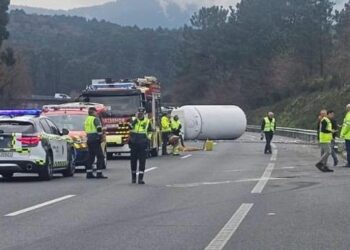 Reapertura (parcial) de la AP9 en sentido Vigo: dos heridos graves y un camión volcado
