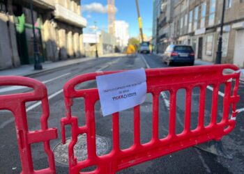 Corte total de una céntrica calle de Vigo para la instalación de una grúa