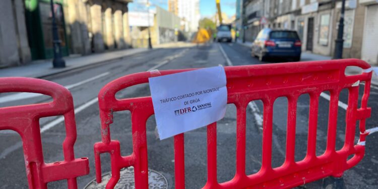 Corte total de una céntrica calle de Vigo para la instalación de una grúa