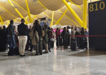 Iberia «obliga» a 194 pasajeros, entre ellos el grupo desplazado por el Concello a Fitur, a regresar a Vigo en autobús en mitad de la alerta roja