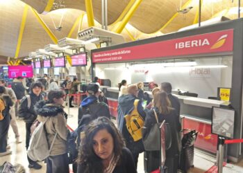 Iberia «obliga» a 194 pasajeros, entre ellos el grupo desplazado por el Concello a Fitur, a regresar a Vigo en autobús en mitad de la alerta roja