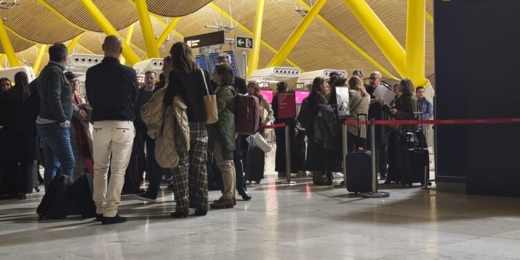 Iberia «obliga» a 194 pasajeros, entre ellos el grupo desplazado por el Concello a Fitur, a regresar a Vigo en autobús en mitad de la alerta roja