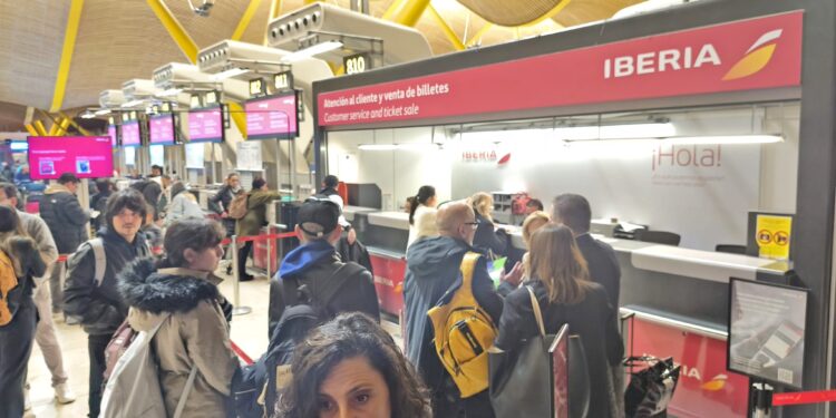Iberia «obliga» a 194 pasajeros, entre ellos el grupo desplazado por el Concello a Fitur, a regresar a Vigo en autobús en mitad de la alerta roja