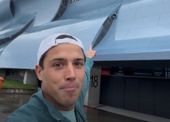 Locura bajo la lluvia en Balaídos: Javier Toribio logra su media maratón olívica