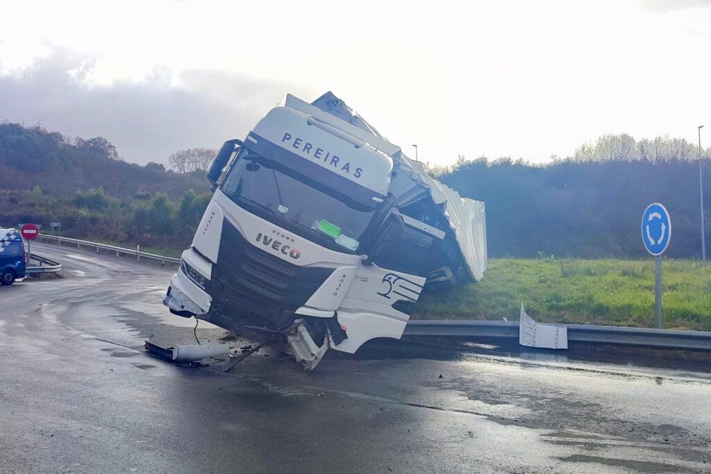 La peligrosa carretera VG20, actualmente en obras, fue escenario este sábado de una aparatoso accidente. El conductor de un camión articulado perdió el control y acabó volcado en la carretera PO010. 