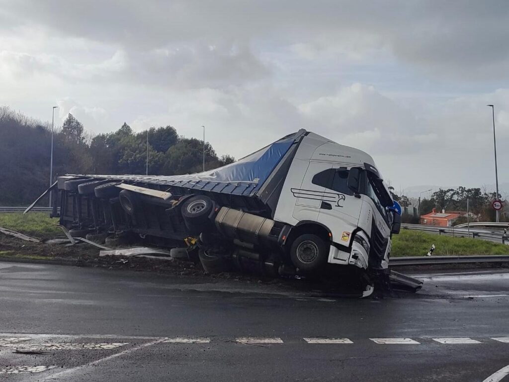 La peligrosa carretera VG20, actualmente en obras, fue escenario este sábado de una aparatoso accidente. El conductor de un camión articulado perdió el control y acabó volcado en la carretera PO010. 