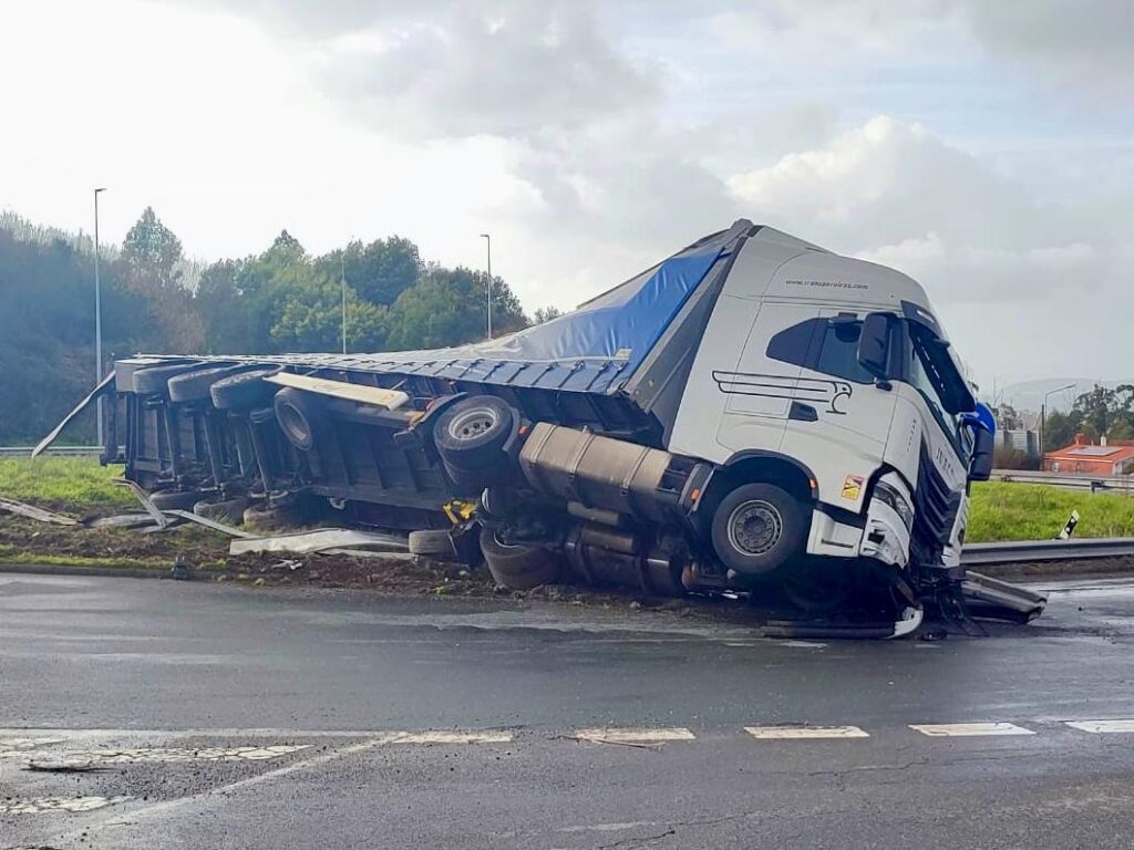 La peligrosa carretera VG20, actualmente en obras, fue escenario este sábado de una aparatoso accidente. El conductor de un camión articulado perdió el control y acabó volcado en la carretera PO010. 