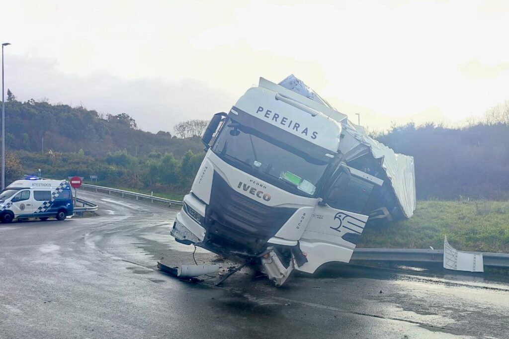 La peligrosa carretera VG20, actualmente en obras, fue escenario este sábado de una aparatoso accidente. El conductor de un camión articulado perdió el control y acabó volcado en la carretera PO010. 