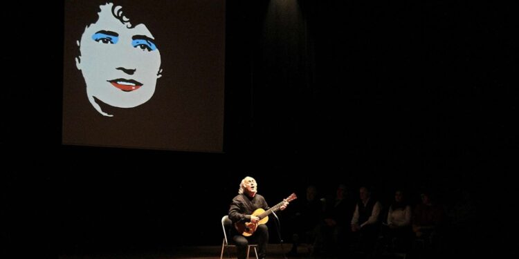 El bardo que emocionó a Galicia vuelve para celebrar 50 años de un disco legendario