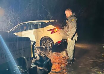 Agónico rescate de un conductor atrapado por la crecida del río en Portas