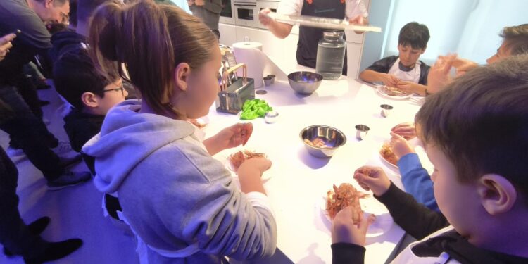 Vigo estrena un ‘laboratorio’ para que los niños aprendan a cocinar y amar el mar