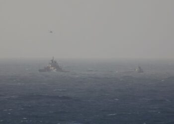 Final a la odisea del Eikborg: el carguero atraca en Vigo tras horas de incertidumbre