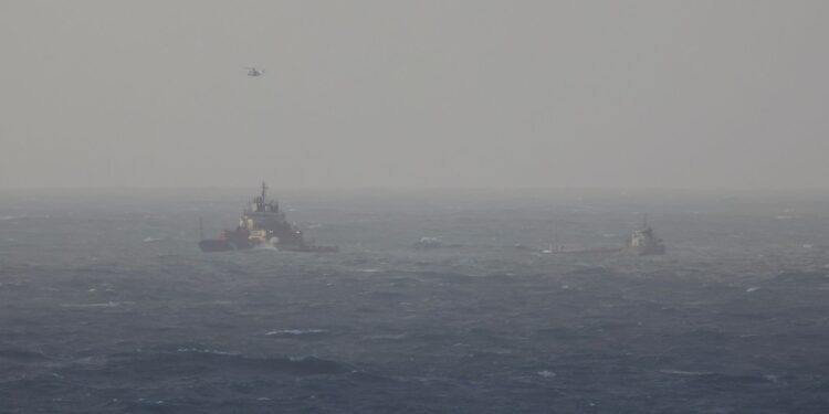 Final a la odisea del Eikborg: el carguero atraca en Vigo tras horas de incertidumbre