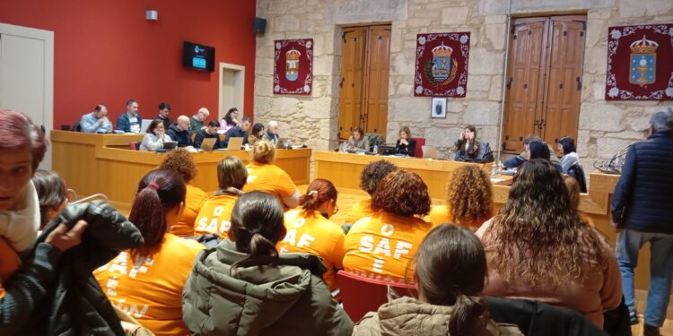 Tras meses de conflicto laboral, la concesionaria del SAF de Ponteareas renuncia al servicio